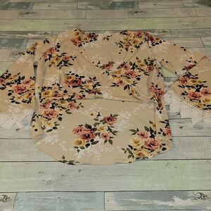 Fantastic Fawn Floral Shirt/Top sz Medium